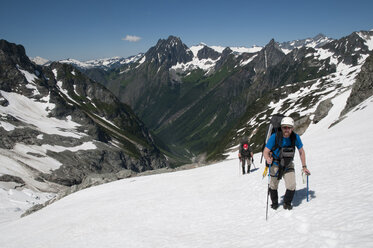 Bergsteiger beim Aufstieg über den mittleren Cascade Glacier auf der Ptarmigan Traverse - AURF03078