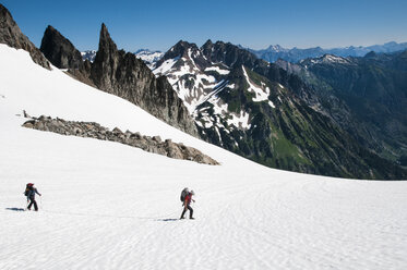 Bergsteiger auf dem Weg zum Dana-Gletscher auf der Ptarmigan Traverse, - AURF03079