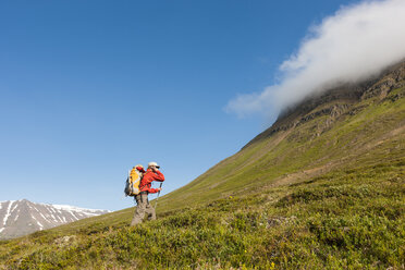 Bergsteiger, der beim Wandern telefoniert - AURF03085