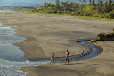 Ein Paar spaziert am Strand von Bali, Indonesien - AURF03090