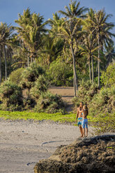 Pärchen am Strand von Bali, Indonesien - AURF03091