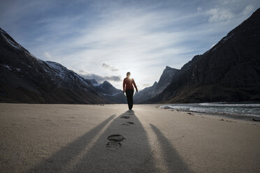 Eine Wanderin hinterlässt Fußspuren im Sand am malerischen Strand von Horseid, Moskenes├©y, Lofoten, Norwegen - AURF03113