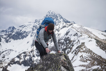Wanderin klettert über Felsen im Tatra-Gebirge, Polen - AURF03117
