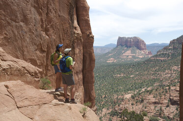 Tageswanderer am Cathedral Rock-Wirbel in Sedona, Arizona, Mai 2011. - AURF03124