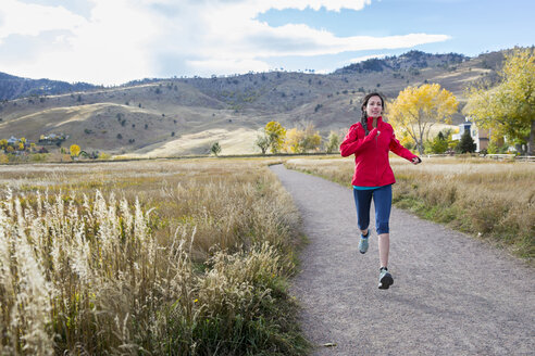 Frau läuft allein in Colorado - AURF03129