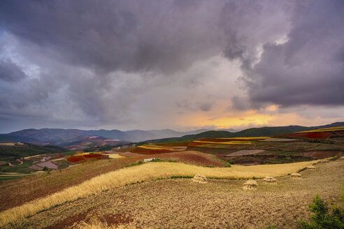 China, Provinz Yunnan, Dongchuan, Rotes Land und dramatischer Himmel - KKAF01536