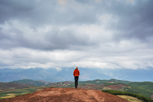 China, Provinz Yunnan, Dongchuan, Rotes Land, junge Frau steht auf einem Aussichtspunkt - KKAF01537