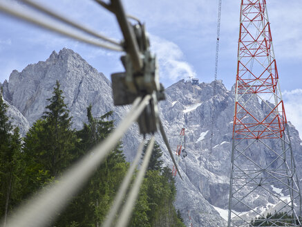 Deutschland, Bayern, Garmisch-Partenkirchen, Zugspitze, Monteure arbeiten an den Masten einer Güterseilbahn - CVF01074