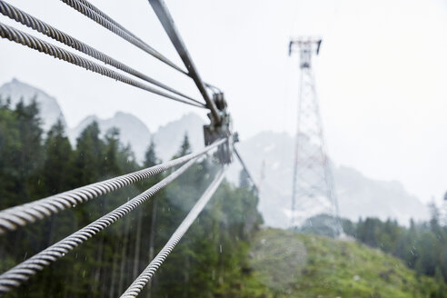 Deutschland, Bayern, Garmisch-Partenkirchen, Zugspitze, Stahlseil der Güterseilbahn im Regen - CVF01075