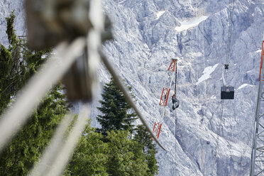 Deutschland, Bayern, Garmisch-Partenkirchen, Zugspitze, Monteure arbeiten an den Masten einer Güterseilbahn - CVF01085