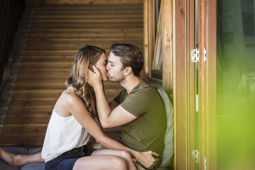 Zärtliches Paar, das sich auf dem Balkon küsst - JOSF02585