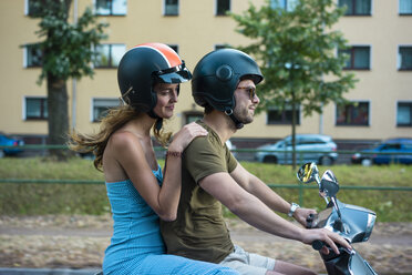 Pärchen fährt Motorroller in der Stadt - JOSF02606