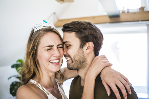 Glückliches Paar zu Hause mit Frau mit Diadem, lizenzfreies Stockfoto