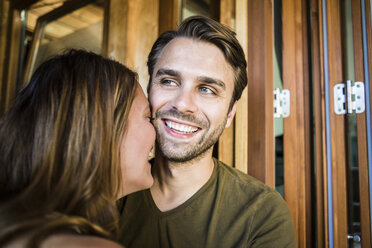 Glückliches Paar lachend auf Balkon - JOSF02642