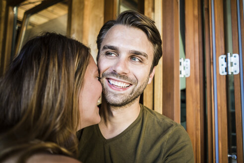 Glückliches Paar lachend auf Balkon - JOSF02642