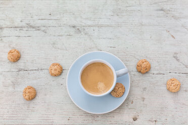 Tasse Espresso mit Crema und Amarettini auf Holz - JUNF01160