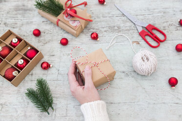 Frau packt Weihnachtsgeschenke ein, Teilansicht - JUNF01167