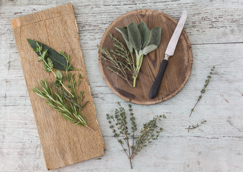 Frische provenzalische Kräuter, Messer und Holzbretter, lizenzfreies Stockfoto