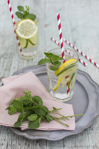 Gläser mit Wasser mit Zitrone, Limette und Minze, lizenzfreies Stockfoto