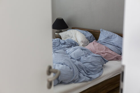Blick ins Schlafzimmer mit ungemachtem Bett - JUNF01179