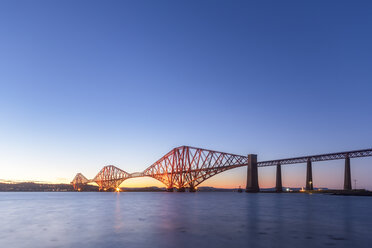 Großbritannien, Schottland, Edinburgh, Forth Bridge bei Sonnenuntergang - SMAF01138