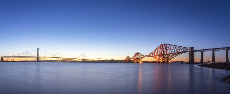 Großbritannien, Schottland, Edinburgh, Forth Bridge und Queensferry Crossing Bridge bei Sonnenuntergang - SMAF01139