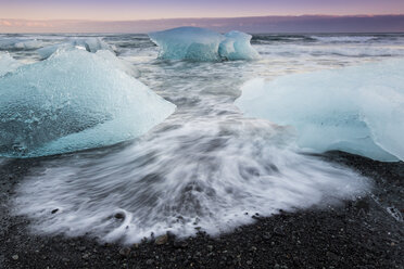 Glacial ice from Brei├░amerkurj├Âkull sits on the beach of the coast at Brei├░amerkursandur, Iceland, also known as the Jokulsarlon. - AURF03168