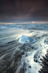 Gletschereis vom Brei├░amerkurj├Âkull liegt am Strand der Küste von Brei├░amerkursandur, Island, auch bekannt als Jokulsarlon. - AURF03170