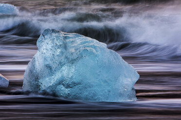 Gletschereis vom Brei├░amerkurj├Âkull liegt am Strand der Küste von Brei├░amerkursandur, Island, auch bekannt als Jokulsarlon. - AURF03171