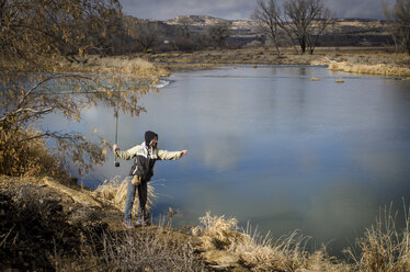 Fliegenfischen am San Juan River unterhalb des Navajo Damms im Norden New Mexicos. - AURF03197