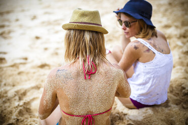 Mädchen machen sich einen Spaß am Strand. - AURF03203