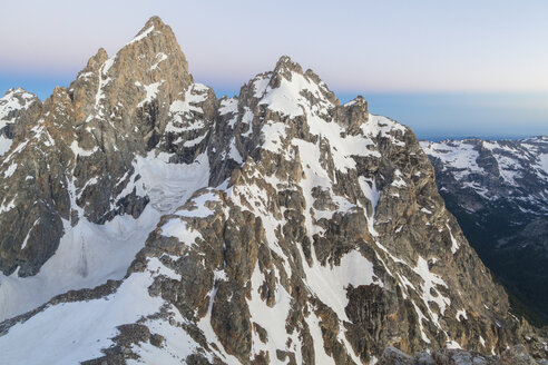 Grand Teton (links) und Mount Owen in der Morgendämmerung im Grand Teton National Park, Wyoming. - AURF03210