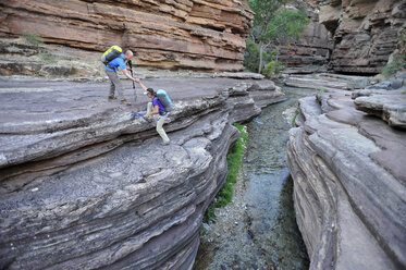 Wanderer wandern entlang der Deer Creek Narrows im Grand Canyon außerhalb von Fredonia, Arizona, November 2011. - AURF03223