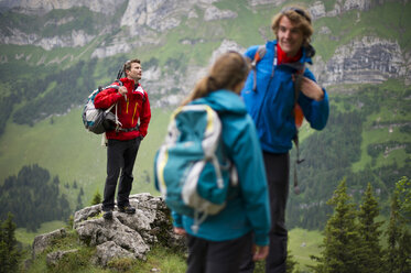 Wanderer, Appenzellerland, Schweiz. - AURF03254