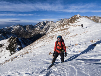 Wanderer wandern entlang eines Bergrückens mit Blick auf die Gore Range im White River National Forest, Colorado. - AURF03263