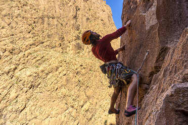 Junger Mann beim Klettern am Pillar Couchant in der Todra-Schlucht - AURF03265