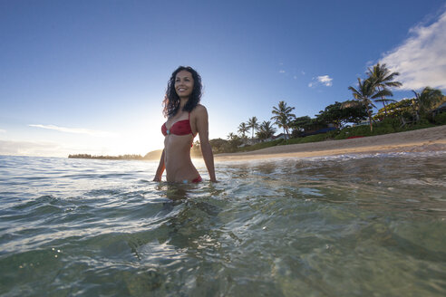 Junge Frau genießt das klare tropische Wasser von Oahu, Hawaii - AURF03275