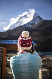 Frau fotografiert den Gipfel der Ama Dablam im Himalaya, Dingboche, Khumbu, Nepal - AURF03303