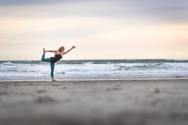 Yoga am Strand im Zeichen der Elemente - AURF03310