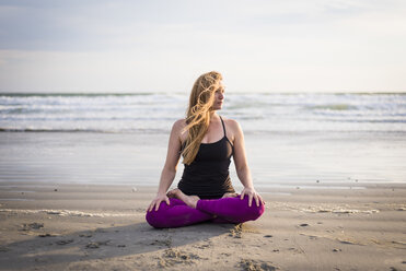 Yoga am Strand im Zeichen der Elemente - AURF03311