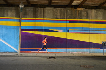 Frau läuft an einer Wandmalerei in einer Unterführung in Boston, Massachusetts, USA, vorbei - AURF03317