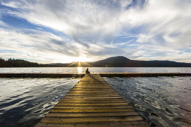 Frau sitzt auf einem Steg am Diamond Lake, Oregon, USA - AURF03327