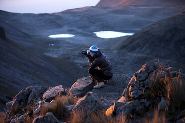 Frau beim Fotografieren in den Bergen bei Sonnenaufgang, Toluca, Mexiko - AURF03329