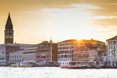 Italien, Venedig, Blick von der Lagune auf den Markusplatz mit Campanile bei Sonnenuntergang - JUNF01198