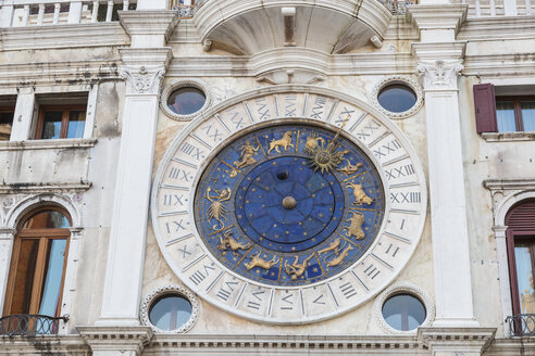 Italy, Venice, astronomical clock on Torre dell'Orologio - JUNF01201