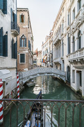 Italien, Venedig, Kanal mit Brücke und Häusern - JUNF01202