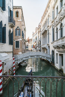 Italien, Venedig, Kanal mit Brücke und Häusern - JUNF01202