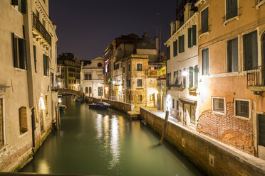 Italien, Venedig, Kanal und Häuser bei Nacht - JUNF01204