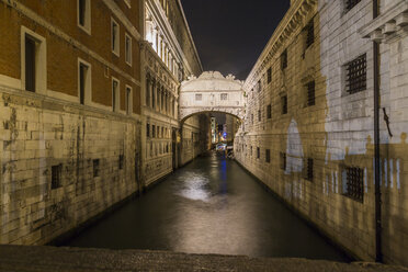 Italien, Venedig, Seufzerbrücke bei Nacht - JUNF01205