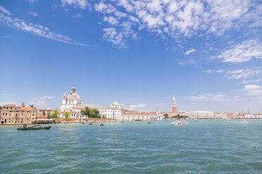 Italien, Venedig, Stadtbild von der Lagune aus gesehen - JUNF01209